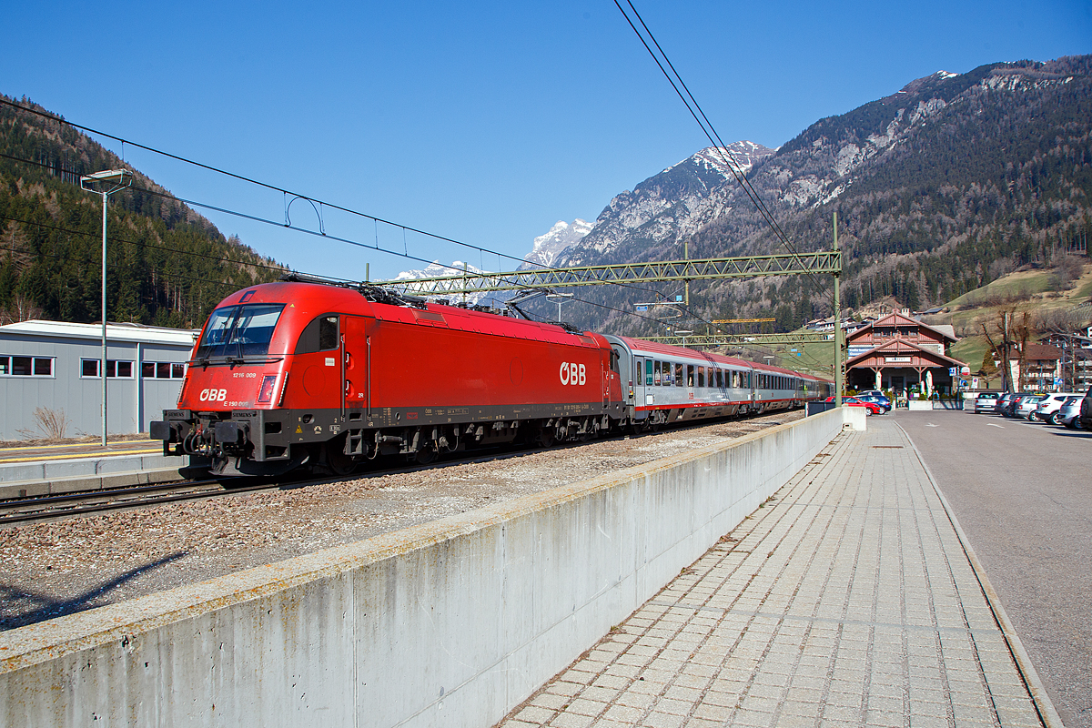 Die ÖBB Taurus III 1216 009 / E 190 008 (91 81 1216 009-1 A-ÖBB) mit dem Eurocity EC 81 nach Bologna Centrale (München Hbf - Innsbruck Hbf - Verona Porta Nuova - Bologna Centrale), vom Brenner kommend durch den Bahnhof Gossensaß/Colle Isarco in Richtung Bozen.

Die Siemens ES 64 U4-A (Variante A für Österreich, Deutschland, Italien und Slowenien) wurde 2006 von Siemens Mobilitiy in München-Allach unter der Fabriknummer 21097 gebaut und an die ÖBB (Österreichische Bundesbahnen) geliefert. In Italien werden die ES 64 U4 als E.190 geführt.