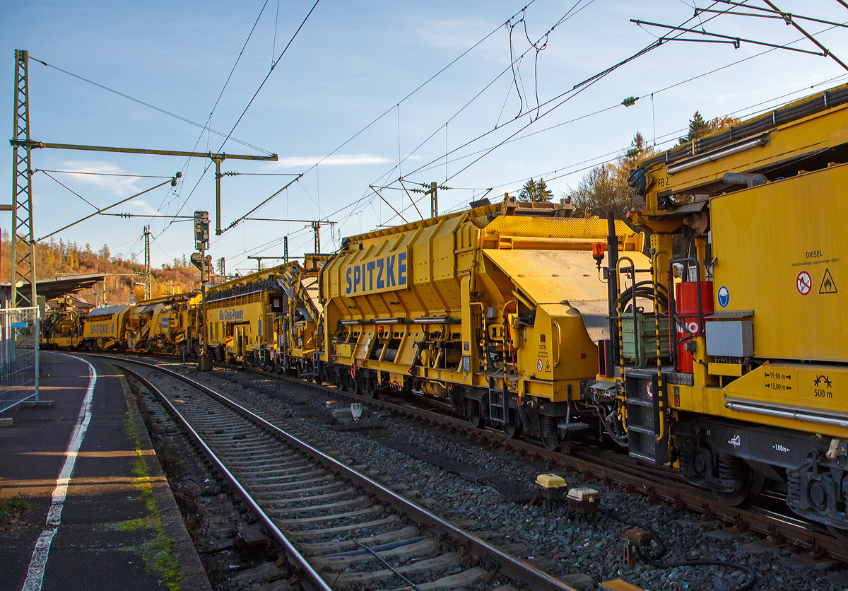 Die Plasser & Theurer Planumssanierungs- und Reinigungsmaschine RPM-RS-900 „Katharina die Große“ der SPITZKE SE (Großbeeren), Schweres Nebenfahrzeug Nr. D-SPAG 99 80 9415 004 – 1 (ex 97 19 35 501 18-1), am 09.11.2021 bei einer Zugdurchfahrt in Betzdorf (Sieg) in Richtung Siegen.

Hier als Detailbild die Materialförder- und Siloeinheit MFS 40 D mit Doppelförderband, 99 80 9552 098-2 D-SPAG (ex 97 19 21 558 57-5). P&T Fabriknummer 2140, Baujahr 1992 und 2007 für die RPM-RS-900 umgebaut.