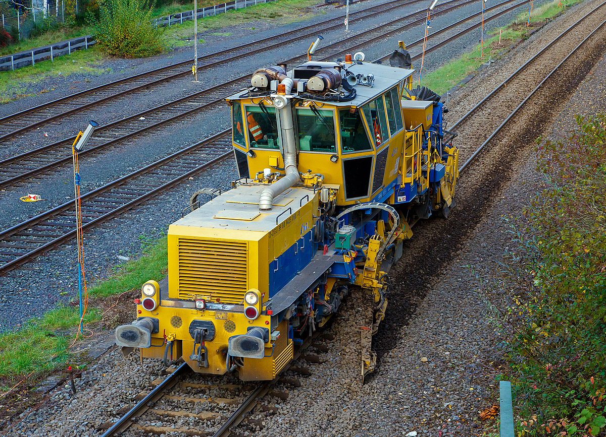 
Die Plasser & Theurer Schotterverteil- und Planiermaschine SSP 110 SW, Schweres Nebenfahrzeug Nr. D-DGU 99 80 9425 068-0, ex 97 16 46 516 18-9 D-DGU (ex Hering Gleisbau, ex Volker-Rail), ist am 27.10.2020 zwischen Neunkirchen und Herdorf auf der Hellertalbahn (KBS 462) im Einsatz. Hier in Herdorf folgt sie im 2. Durchgang der  Plasser & Theurer Universalstopfmaschine UNIMAT 09-475/4S (Kombinierte Gleis- und Weichenstopfmaschine), Schweres Nebenfahrzeug Nr. D-DGU 99 80 9424 001-2. 