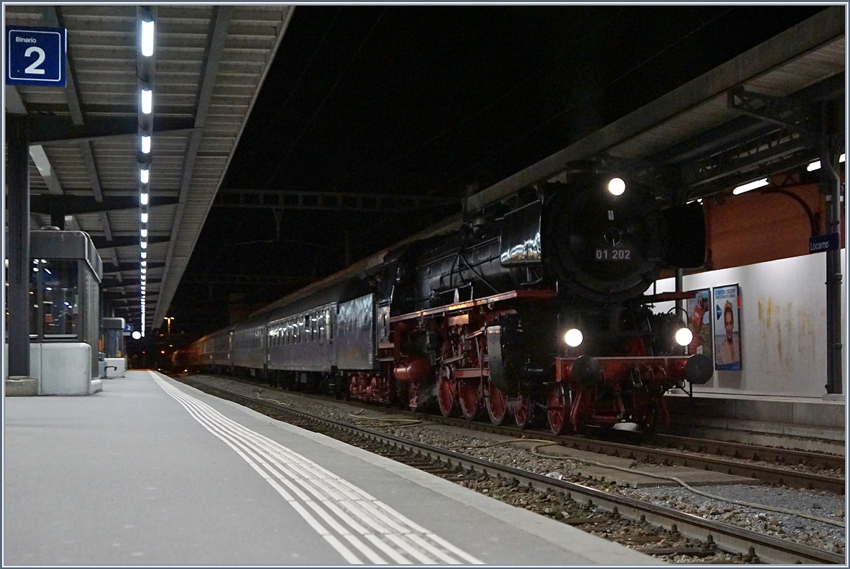 Die prächtige 01 202 des Vereins  Pacific 01 202  erreicht mit ihrem langen Extrazug pünktlich ihr Ziel Locarno.
20. März 2018