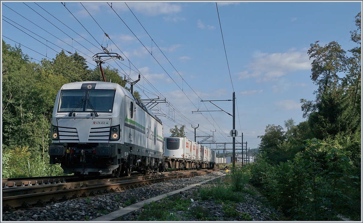 Die RailCare Rem 476 453 verl�sst mit einem Lebensmittel Container Zug Vuffelens la Ville.

29. August 2018
