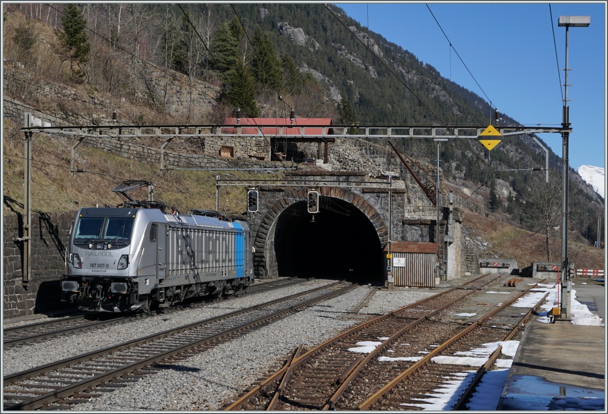 Die Railpool 187 007-0 fährt in Wassen durch.
17. März 2016 