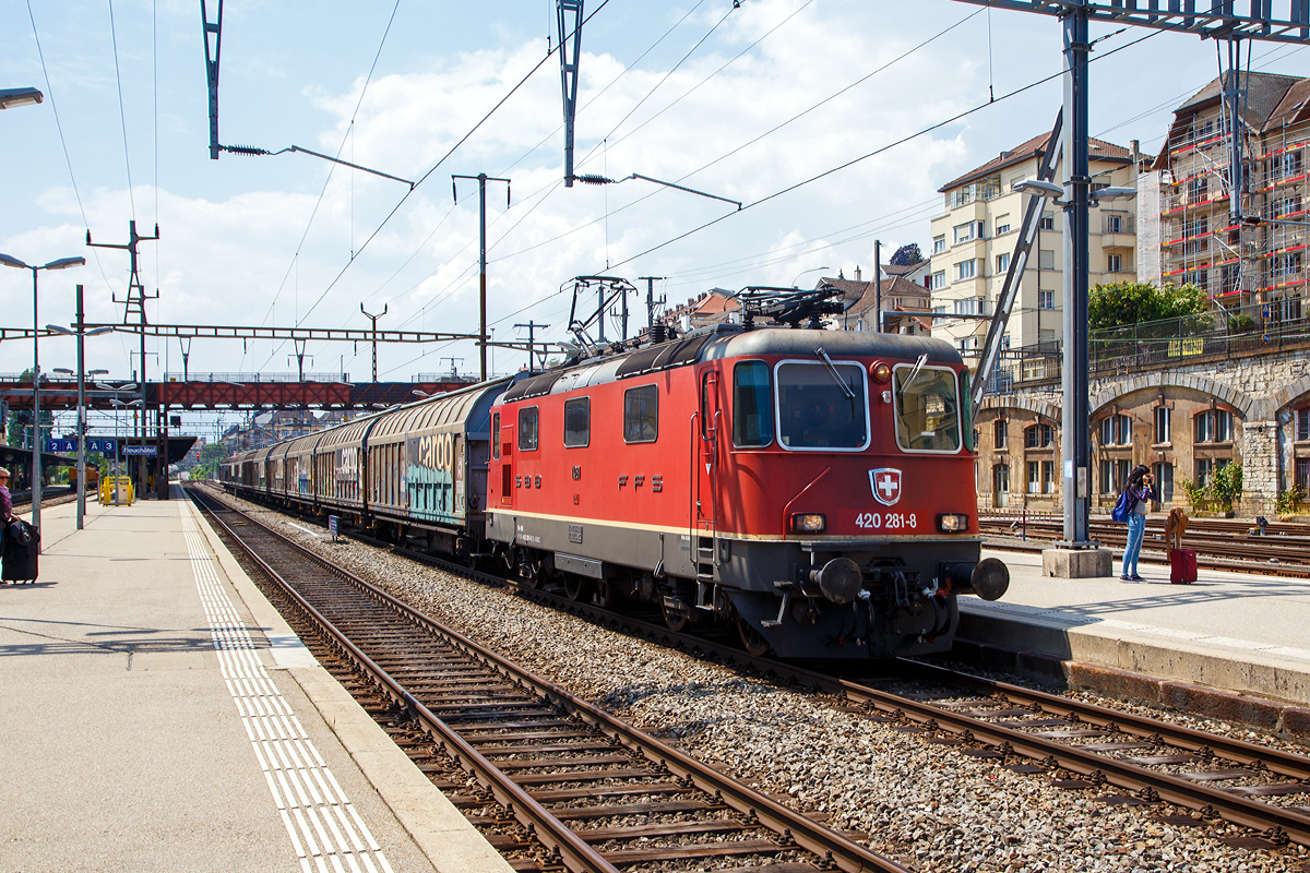 Die Re 420 281-8 (91 85 4420 281-82 CH-SBBC) bzw. Re 4/4 II 11281 der SBB Cargo f�hrt am 18.05.2018 mit einem G�terzug durch den Bahnhof Neuch�tel.