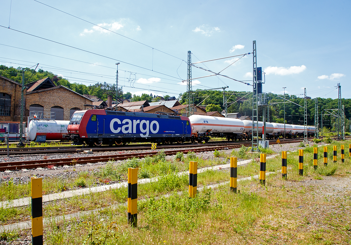 Die Re 482 006-4 (91 85 4482 006-4 CH-SBBC) der SBB Cargo AG fährt am 22.05.2022, mit einem kurzen Kesselwagenzug, durch Betzdorf (Sieg) in Richtung Siegen. 

Die TRAXX F140 AC1 wurde 2002 von Bombardier in Kassel unter der Fabriknummer  33481 gebaut und an die SBB Cargo AG geliefert. Sie hat die Zulassungen und Zugbeeinflussungssysteme für die Schweiz und Deutschland. Zurzeit ist sie an die SBB Cargo International AG vermietet.
