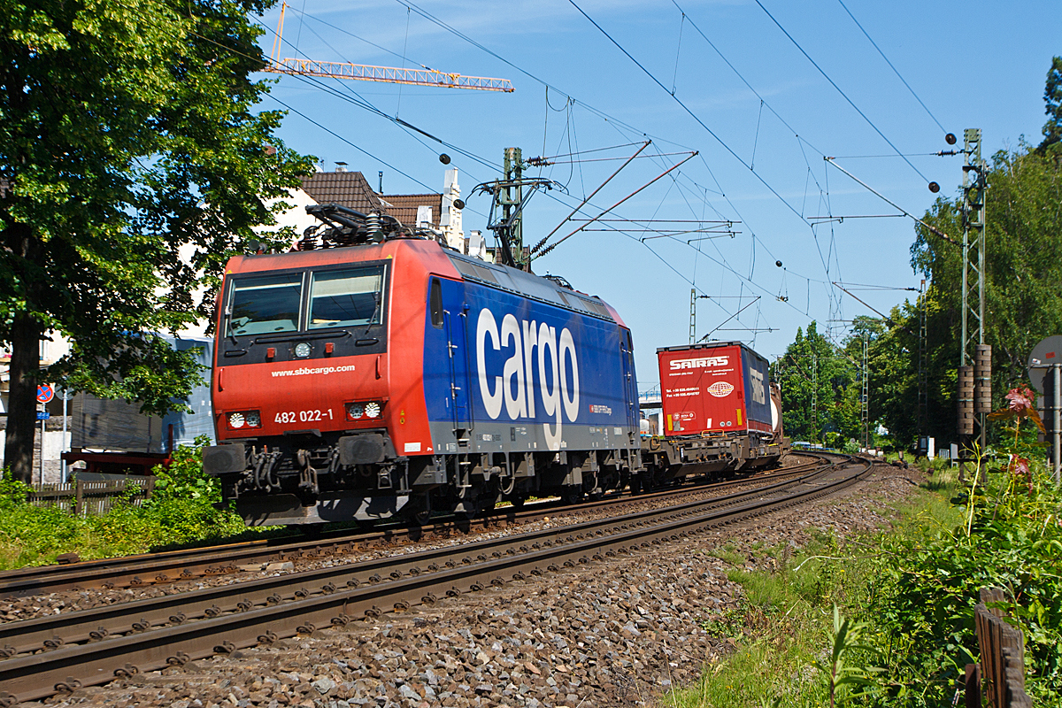 
Die Re 482 022-1 der SBB Cargo f�hrt am 06.06.2014 mit einem Hupac-Zug durch K�nigswinter in Richtung S�den. 

Die TRAXX F140 AC1 wurde 2003 Bombardier in Kassel unter der Fabriknummer 33584 gebaut. Sie hat die NVR-Nummer 91 85 4482 022-1 CH-SBBC und die EBA-Nummer EBA 99A22D 099.