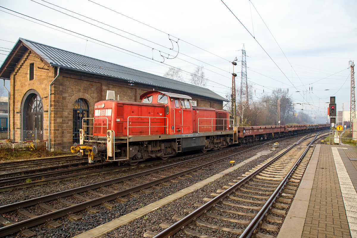 
Die remotorisierte V90 der DB Schenker Rail Deutschland AG 294 800-8 (98 80 3294 800-8 D-DB), ex DB 294 300-9, ex DB 290 300-3, kommt am 05.12.2015, mit einem leeren Coilzug (leere Drehgestellflachwagen mit sechs Rads�tzen der Gattung Sahmms), aus Ferndorf in Kreuztal an. Hier verl�sst er gerade die KBS 443  Rothaarbahn , die hier am Bahnhof beginnt.

Die Lok wurde 1971 bei Jung, Jungenthal bei Kirchen a.d. Sieg unter der Fabriknummer 14146 als 290 300-3 f�r die DB gebaut, 1997 erfolgte der Umbau auf Funkfernsteuerung und Umzeichnung in 294 300-9.

Die Remotorisierung mit einem MTU-Motor 8V 4000 R41, Einbau einer neuen L�fteranlage, einem neuen Luftpresser und Ausr�stung mit dem Umlaufgel�nder erfolgten 2002 bei der DB Fahrzeuginstandhaltung GmbH im Werk Cottbus. Daraufhin erfolgte die Umzeichnung in 294 800-8.