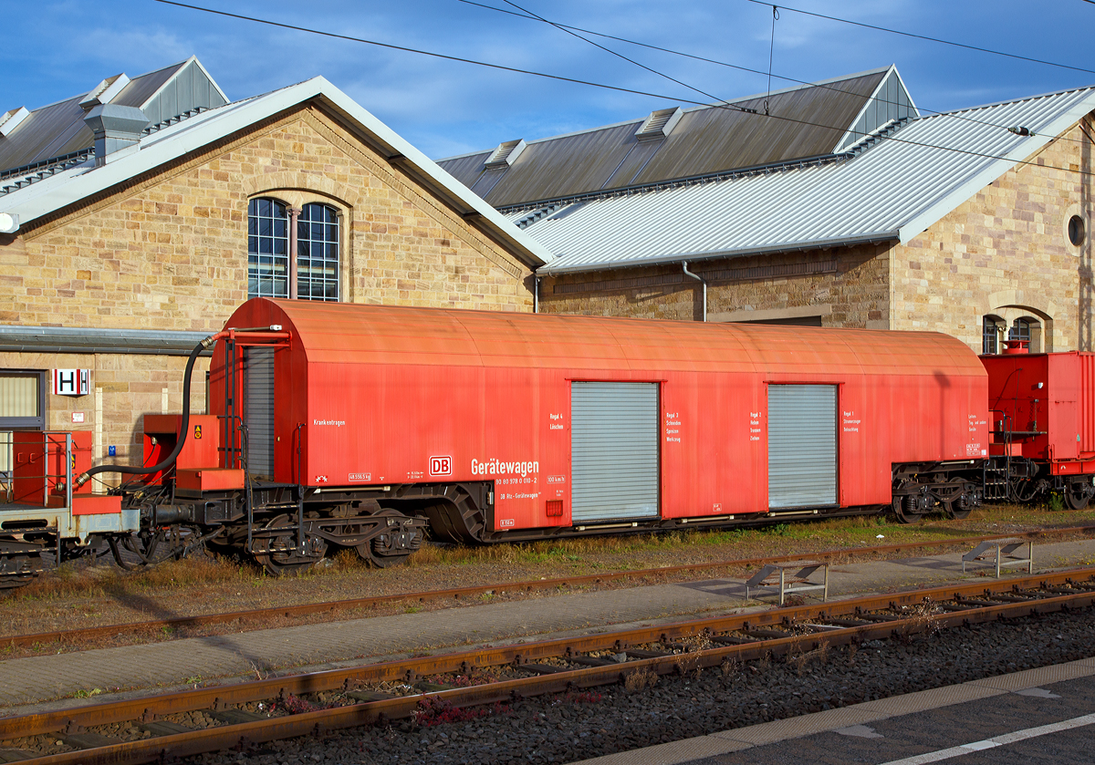 Die Rettungszüge (früher Tunnelrettungszug) bestehen neben den zwei Loks der Baureihe 714 (modifizierte V 100 bzw. Baureihe 212) aus jeweils zwei Transportwagen 380, einem Gerätewagen 381, einem Sanitätswagen 382 (beim Fuldaer Zug aus zwei Sanitätswagen) und einem Löschmittelwagen 383. 

Hier der Gerätewagen 80 80 978 0 010-2 DB Rtz-Gerätewagen 381vom Rettungszug Fulda am 05.10.2015 in Fulda. 

Der Gerätewagen ist ein Umbau auf Basis von einem Tiefladewagen Uaik 721 der im April 1990 vom Aw Paderborn ausgeführt wurde. Der Wagen erhielt einen Spezialaufbau mit weit heruntergezogenen Rolltüren. Eindeutig sind noch die gekröpften Enden der Ladebrücke erkennbar.

Technische Daten: 
Spurweite: 1.435 mm
Anzahl der Achsen: 4 (in zwei Drehgestellen)
Länge über Puffer: 20.040 mm
Drehzapfenabstand: 15.500 mm
Achsstand im Drehgestell: 1.800 mm
Dienstgewicht: 48.556,5 kg
Bremse: KE-GP (40 t)
Zulässige Höchstgeschwindigkeit: 100 km/h

Quellen:
http://www.bahndienstwagen-online.de
sowie Eigene Beobachtungen und Recherchen
