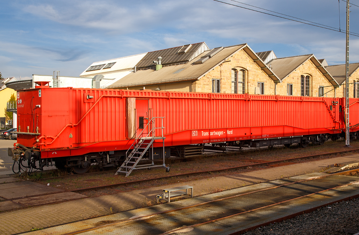Die Rettungszüge (früher Tunnelrettungszug) bestehen neben den zwei Loks der Baureihe 714 (modifizierte V 100 bzw. Baureihe 212) aus jeweils zwei Transportwagen 380, einem Gerätewagen 381, einem Sanitätswagen 382 (beim Fuldaer Zug aus zwei Sanitätswagen) und einem Löschmittelwagen 383. 

Hier der Transportwagen - Nord 60 80 99 11 224-5 DB Rtz-Trans 380 vom Rettungszug Fulda am 05.10.2015 in Fulda. 

Bei diesen Wagen (dem Rtz Transportwagen 380) handelt es sich um einen Neubau der Firmen Talbot und Drägerwerk AG auf der Basis von vierachsigen Reisezugwagen. Jeder Rettungszug besitzt zwei Transportwagen (gekennzeichnet als Transportwagen I und Transportwagen II, bzw. beim Fuldaer Zug gekennzeichnet als Transportwagen – Süd und Transportwagen – Nord), die jeweils direkt hinter der Lok eingestellt sind. Sie haben eine Transportkapazität für bis zu 60 Einsatzkräfte. Die Wagen sind gasdicht und haben einen Führerstand mit Monitor zur Fernsteuerung der Lok in stark verqualmten Tunneln, die von außen unabhängiger Luftversorgung reicht für ca. 5 Stunden. Die wagen haben eine Wiederaufbereitungsanlage für Frischluft. Der Transportwagen ist mit dem nachfolgenden Sanitätswagen über eine gasdichte Schleuse direkt verbunden. Im Bedarfsfall kann diese Verbindung manuell aus dem Wageninnern getrennt werden, wenn der andere Zugteil seine Shuttle-Funktion ausübt. Darüber hinaus haben die Wagen eine autarke Energie- und Luftversorgung. 
    
    
Technische Daten: 
Spurweite: 1.435 mm
Anzahl der Achsen: 4 (in zwei Drehgestellen)
Länge über Puffer: 26.500 mm
Drehzapfenabstand: 19.000 mm
Achsstand im Drehgestell: 2.500 mm
Gewicht: 53 t / 60 t
Bremse: KE-GP-mz (D) P 55 t G 47 t
Zulässige Höchstgeschwindigkeit: 120 km/h

Quellen:
http://www.bahndienstwagen-online.de
sowie Eigene Beobachtungen und Recherchen
