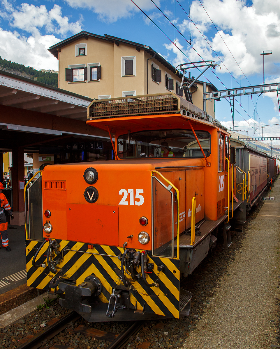 Die RhB Ge 3/3 - 215 steht am 06.09.2021 mit einem Güterzug im Bahnhof Samedan (1.705 m.ü.M.), aufgenommen aus einem Zug heraus.

Die Ge 3/3 ist eine dreiachsige elektrische Rangierlokomotive der Rhätischen Bahn (RhB). Bei der RhB zeigte sich Anfang der 1980er Jahre ein Engpass an Rangierlokomotiven, da die umgebauten und knapp 70-jährigen Ge 2/4 bedingt durch ihr Alter immer störanfälliger wurden. Ebenfalls reichte ihre Leistung nicht mehr aus, um wirtschaftlich arbeiten zu können. Die RhB entschied sich daher, gleichzeitig mit der Bestellung der zweiten Serie der Ge 4/4 II zwei moderne und leistungsfähige Rangierlokomotiven anzuschaffen.

Da man bei der ersten Serie der Ge 4/4 II gute Erfahrungen gemacht hatte, entschied man sich, die beiden Rangierlokomotiven ebenfalls in Thyristortechnik zu bauen. Die Thyristoren bilden zusammen mit Dioden einen stufenlos steuerbaren Gleichrichter, welcher den Gleichstrom-Reihenschlussmotor mit welligem Gleichstrom versorgt.

Der mechanische Teil wurde von Robert Aebi (RACO) gebaut. Der elektrische Teil stammt gleich wie bei der Ge 4/4 II von BBC. Einige Komponenten der Fahrzeuge – beispielsweise Fahrmotor, Kompressor und Vakuumpumpe – stimmen mit den entsprechenden Bauteilen der zweiten Serie Ge 4/4 II überein. Die beiden Maschinen mit den Betriebsnummern 214 (RACO Fabriknummer 1889) und 215 (RACO Fabriknummer 1899) wurden 1984 in Betrieb genommen.

TECHNISCHE DATEN:
Hersteller: RACO/ BBC
Spurweite: 1.000 mm
Achsformel: C
Länge über Puffer: 8.640 mm
Breite: 2.700 mm
Dienstgewicht: 33 t
Höchstgeschwindigkeit: 40 km/h (65 km/h Schleppfahrt)
Stundenleistung: 425 kW
Anfahrzugkraft: 102 kN
Stundenzugkraft: 60 kN bei 27 km/h
Treibraddurchmesser: 920 mm
Motorbauart: Reihenschlussmaschine
Stromsystem: 11 kV 16,7 Hz