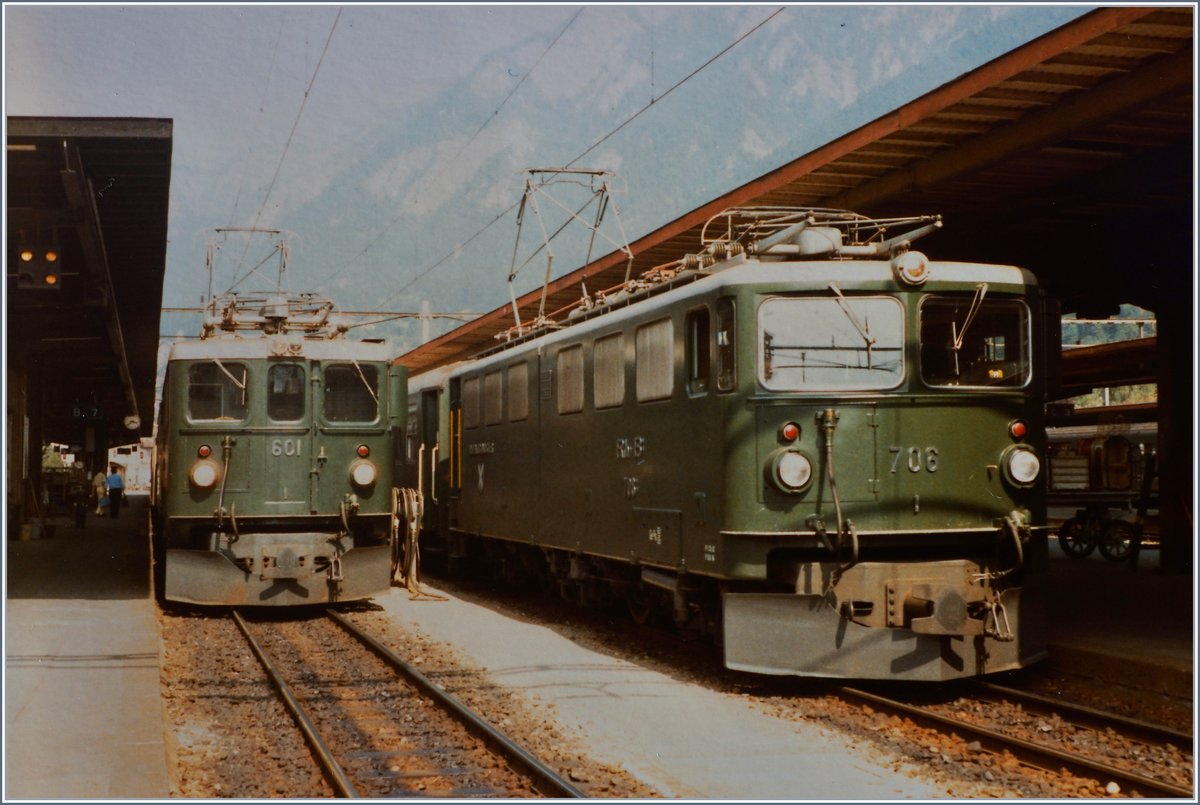 Die RhB Ge 4/4 I 601 und Ge 6/6 II 706 gem. meinen Aufzeichnungen mit Regional- und Schnellzügen Richtung Albula am 20. August 1984 in Chur.
