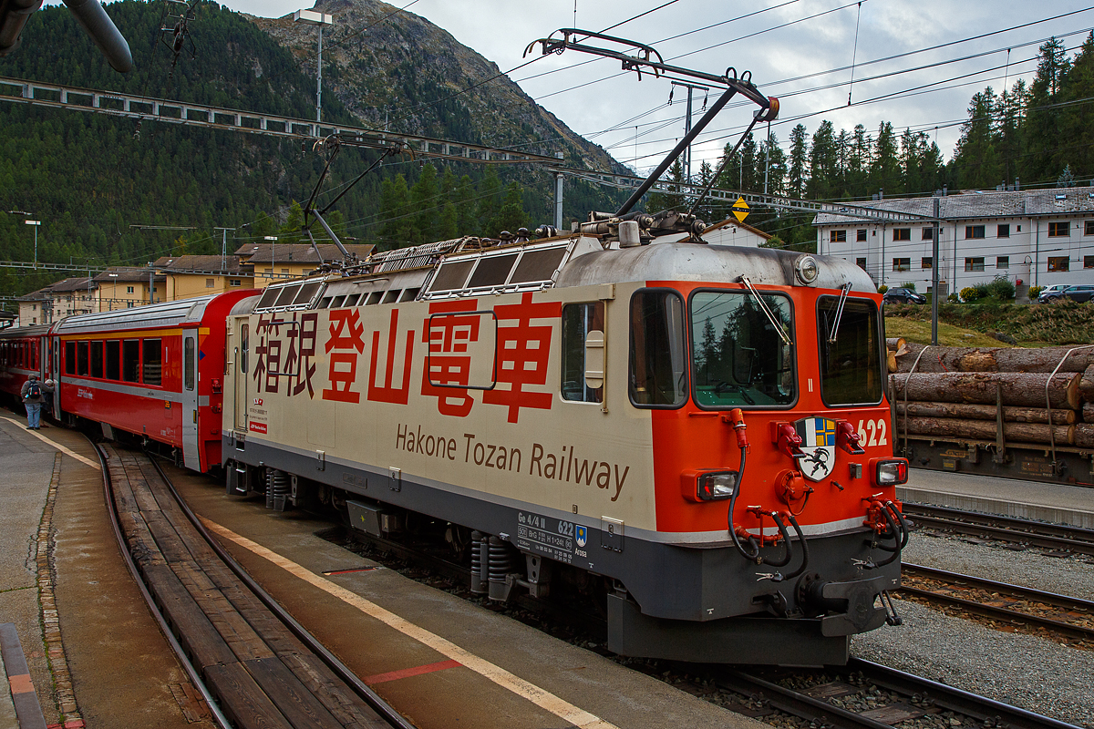 Die RhB Ge 4/4 II – 622 „Arosa“ steht am 12.09.2017, nun mit dem Regionalzug nach Scuol-Tarasp, im Bahnhof Pontresina zur Abfahrt bereit. 

Die Lok trägt Werbung für die Hakone Tozan Railway (Hakone Tozan Tetsudō, jap. 箱根登山鉄道). Die japanische Bahngesellschaft wurde im Jahr 1928, mit Sitz in Odawara gegründet und betreibt eine Bergbahn und eine Standseilbahn im Westen der Präfektur Kanagawa.
