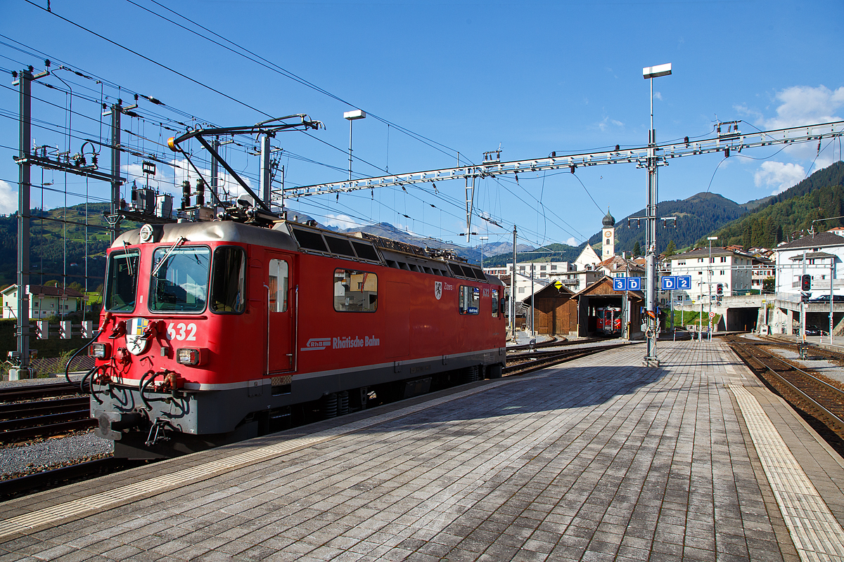 Die RhB Ge 4/4 II 632 „Zizers“ am 07.09.2021beim Umsetzen im Bahnhof Disentis/Mustér. Zuvor hatte sie unseren Zug den RE 1721 von Chur nach hier gezogen. In Disentis/Mustér endet das Netz der Rhätischen Bahn (RhB), so setzt sich die Lok nun, für die Rückfahrt, ans andere Ende des Zuges.

Hier in Disentis/Mustér endet das Netz der RhB, aber hier beginnt, mit direktem Anschluss, das Netz der Matterhorn-Gotthard-Bahn (MGB) bzw. bis zur Fusion (zum 01. Jan. 2003) der eigenständigen  Furka-Oberalp-Bahn (FO). 

Bei den durchgängigen geneinsamen Zügen dem berühmten Glacier-Express, findet in Disentis/Mustér ein Lokwechsel, zwischen RhB und MGB, stand. Die RhB ist eine reine meterspurige Adhäsionsbahn im Gegensatz die MGB ist eine meterspurige Bahn mit gemischtem Adhäsions- und Zahnradbetrieb.

Hinten in der Remise steht ein MGB Gepäcktriebwagen Deh 4/4 I, ex FO Deh 4/4 I, welche Fahrzeugnummer (51 bis 55) es ist kann in nicht sagen, da die Nummern an den Fronten nicht angeschrieben werden. 
