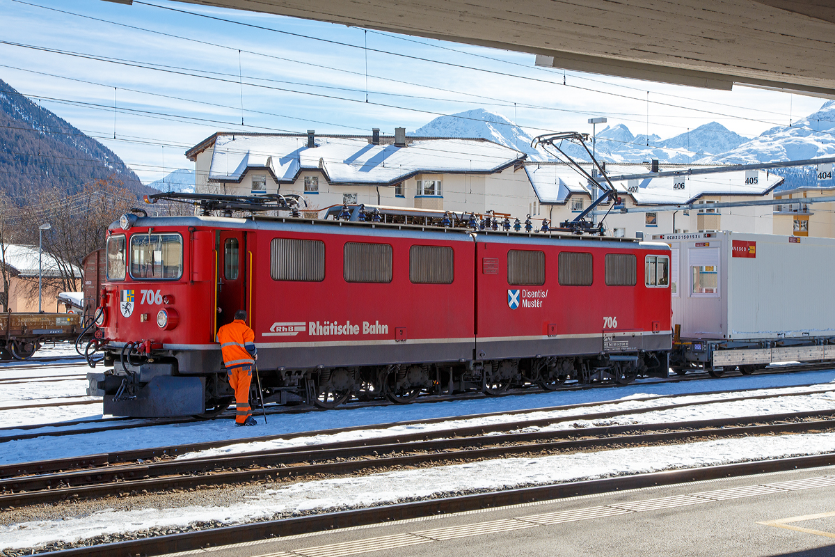 
Die RhB Ge 6/6 II 706 „Disentis/Mustér“  mit einem Güterzug am 20.02.2017 im Bahnhof Samedan.

Die Ge 6/6 II ist eine schwere Elektrolokomotive der Rhätischen Bahn (RhB). Die sechsachsigen Maschinen (Achsformel Bo'Bo'Bo') werden meistens im Güterzugdienst eingesetzt.

Zur Verstärkung des Lokomotivparks bestellte die RhB Mitte der 50er Jahre des vergangenen Jahrhunderts bei der schweizerischen Industrie eine leistungsstarke sechsachsige Gelenklokomotive. Zahlreiche Komponenten dieser Fahrzeuge mit geteiltem Lokomotivkasten wurden von der Ge 4/4 I übernommen.
Mitte 1958 erfolgte die Auslieferung der ersten beiden Prototypen. Die folgende Serie von fünf weiteren Fahrzeugen wurde 1965, mit leicht geänderter Front ohne Übergangstür, ausgeführt. Diese wurde bei den beiden Prototypen 1968/69 zugeschweißt. Ein Umbau der Front entsprechend der Serie 703 - 707 erfolgte jedoch erst Ende der 80er Jahre. Ab 1985 wurden die ersten Maschinen umlackiert und tragen seitdem eine rote Lackierung. 1998 erfolgte, wie zuvor schon bei den Ge 4/4 I, ein Austausch der Scherenstromabnehmer durch moderne Einholmstromabnehmer.

Über weite Jahre wurden diese Fahrzeuge hauptsächlich vor den Schnellzügen zwischen Chur und St. Moritz eingesetzt. Diese Aufgabe haben inzwischen die modernen Umrichterlokomotiven Ge 4/4 III übernommen. So sieht man sie heute meistens im Güterzugdienst.

Technisch entsprechen die Maschinen dem damaligen Stand: (Niederspannungs-) Stufenschalter und Einphasen-Reihenschlussmotoren. Die äußeren beiden Drehgestelle und die Fahrmotoren können mit den Ge 4/4 I ausgetauscht werden. Das Kastengelenk zwischen den beiden Lokhälften erlaubt nur vertikale Bewegungen. 

Technische Daten
Bezeichnung: Ge 6/6 II
Betriebsnummern: 701 - 707
Hersteller Kasten und Drehgestelle: SLM
Hersteller Elektrik: BBC, MFO
Baujahre: 1958 (701 und 702), 1965 (703 bis 707)
Anzahl Fahrzeuge: 7
Spurweite: 1.000 mm
Achsanordnung: Bo'Bo'Bo'
Länge über Puffer: 14.500 mm
Breite: 2.650 mm
Drehzapfenabstand: 8.600 mm (Der äußeren Drehgestelle)
Gesamtradstand: 11.100 mm
Achsabstand im Drehgestell: 2.500 mm
Triebraddurchmesser (neu): 1.070 mm
Dienstgewicht: 65,0 t
Höchstgeschwindigkeit: 80 km/h
Anhängelast: bei 45 ‰ 205 t / bei 35 ‰ 280 t
Fahrleitungsspannung: 11 kV, AC 16,7 Hz
Anzahl Fahrmotoren: 6 Stück (Typ 8SW570)
Max. Leistung am Rad: 1.776 kW (2.414 PS)
Max. Zugkraft am Rad: 213,9 kN
Dauerzugkraft am Rad: 135,4 kN
Getriebeübersetzung: 1 : 5,437