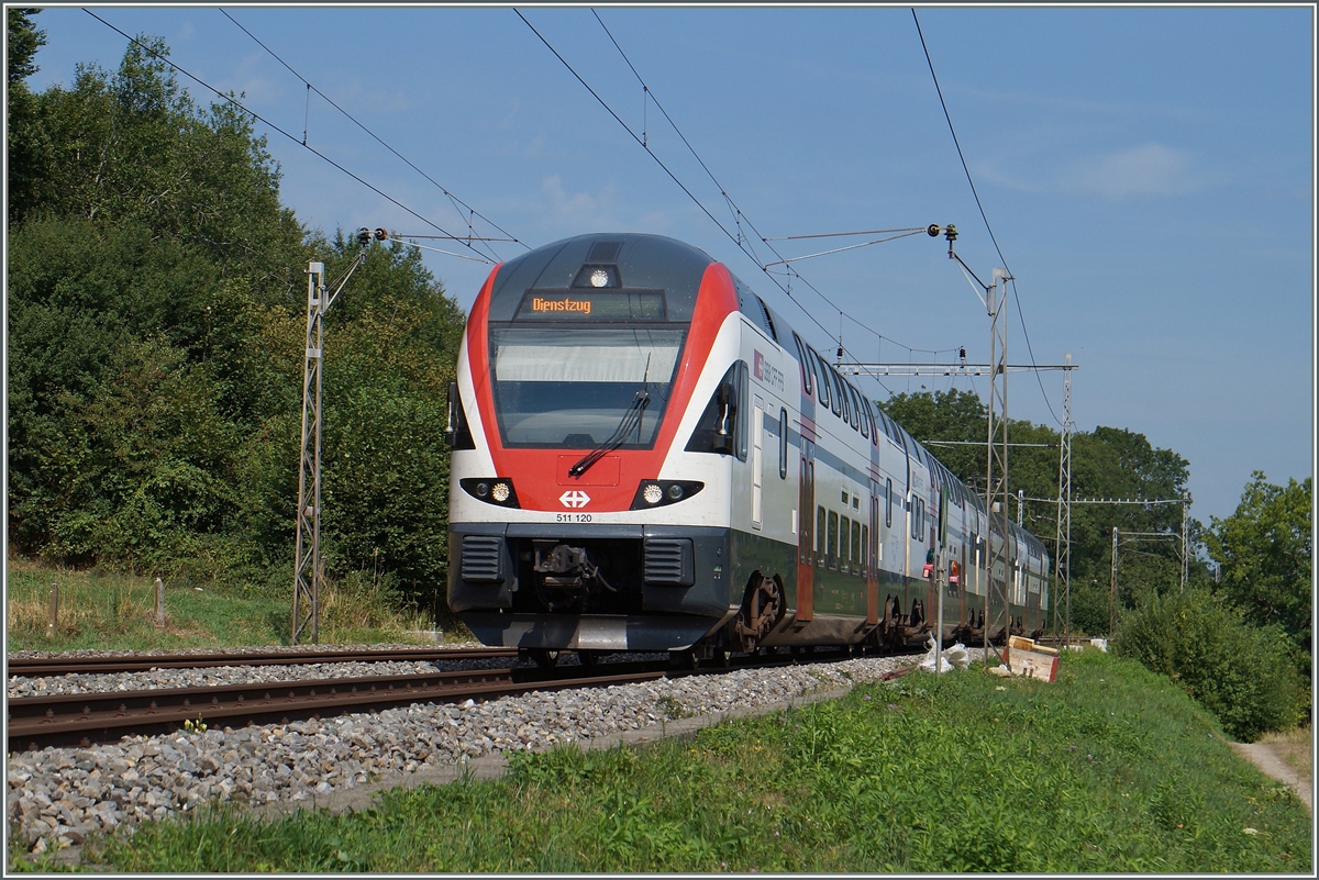 Die Rückführung des RABe 511 des RE 3105 Genève - Fribourg erfolgt als Leermaterial, wahrschienlich zumindest bis Romont. Hier ist der RABe 511 120 zwischen Rosé und Neyruz unterwegs. 
6. April 2015
