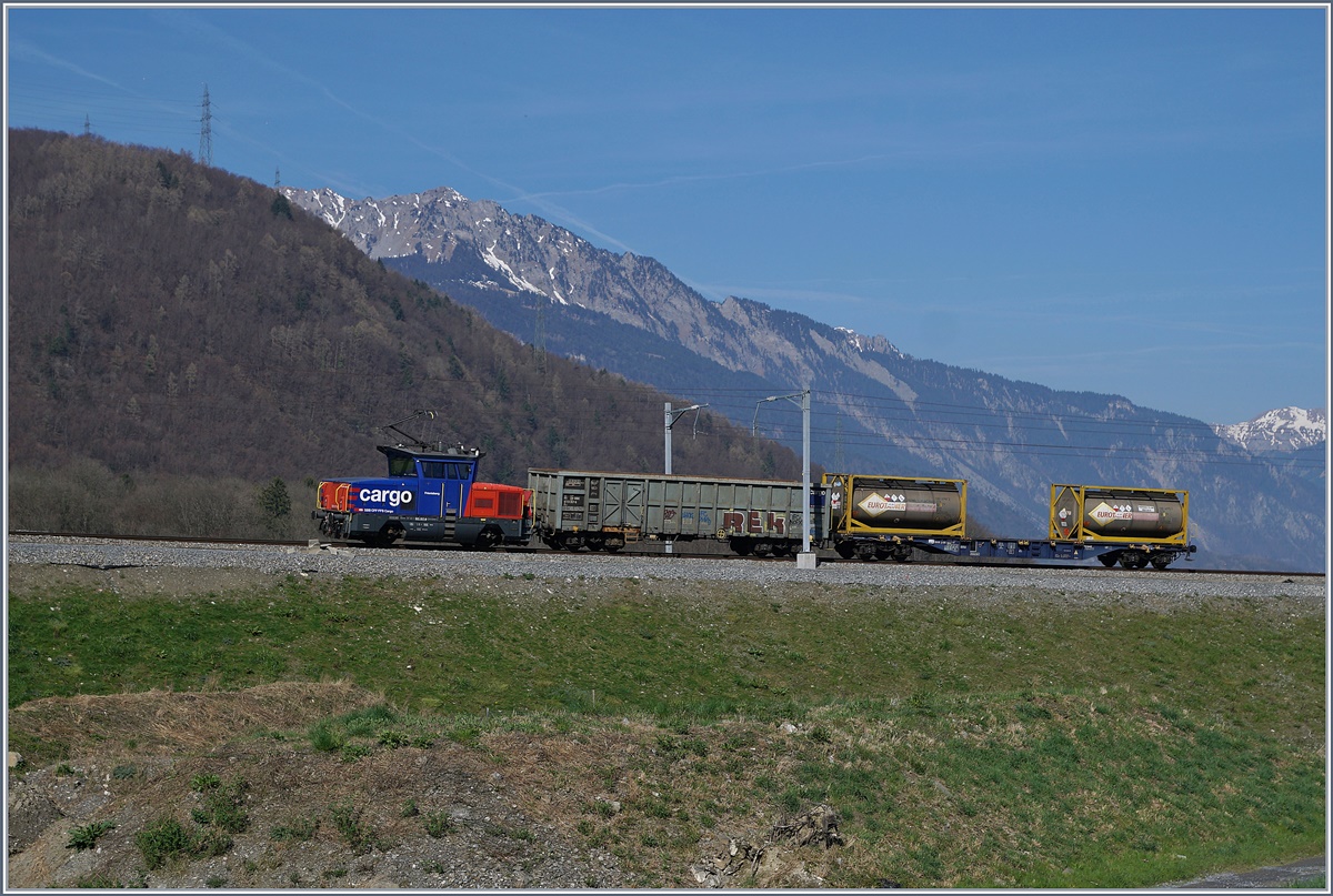 Die SBB Cargo Eem 923 017-8 mit eine kurzen Güterzug kurz vor St-Maurice.
27. März 2017