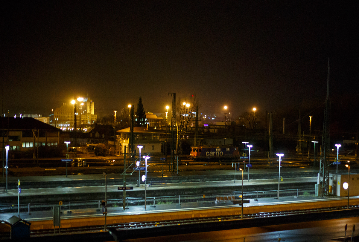 Die SBB Cargo Re 421 372-4 (91 85 4421 372-4 CH-SBBC), ex SBB Re 4/4 II 11372, rangiert am Abend des 29.12.2017 beim Bahnhof Weil am Rhein.

Die Lok wurde 1984 von der SLM in Winterthur unter der Fabriknummer 5220 gebaut.
