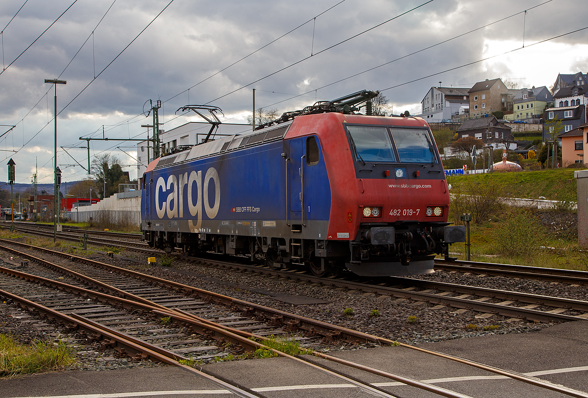 Die SBB Cargo Re 482 019-7 (91 85 4482 019-7 CH-SBBC) fährt zieht am 10.04.2022, als Lz (Lokzug) bzw. auf Tfzf (Triebfahrzeugfahrt), durch Niederschelden in Richtung Siegen.

Die TRAXX F140 AC1 wurde 2003 von Bombardier in Kassel unter der Fabriknummer 33572 gebaut.