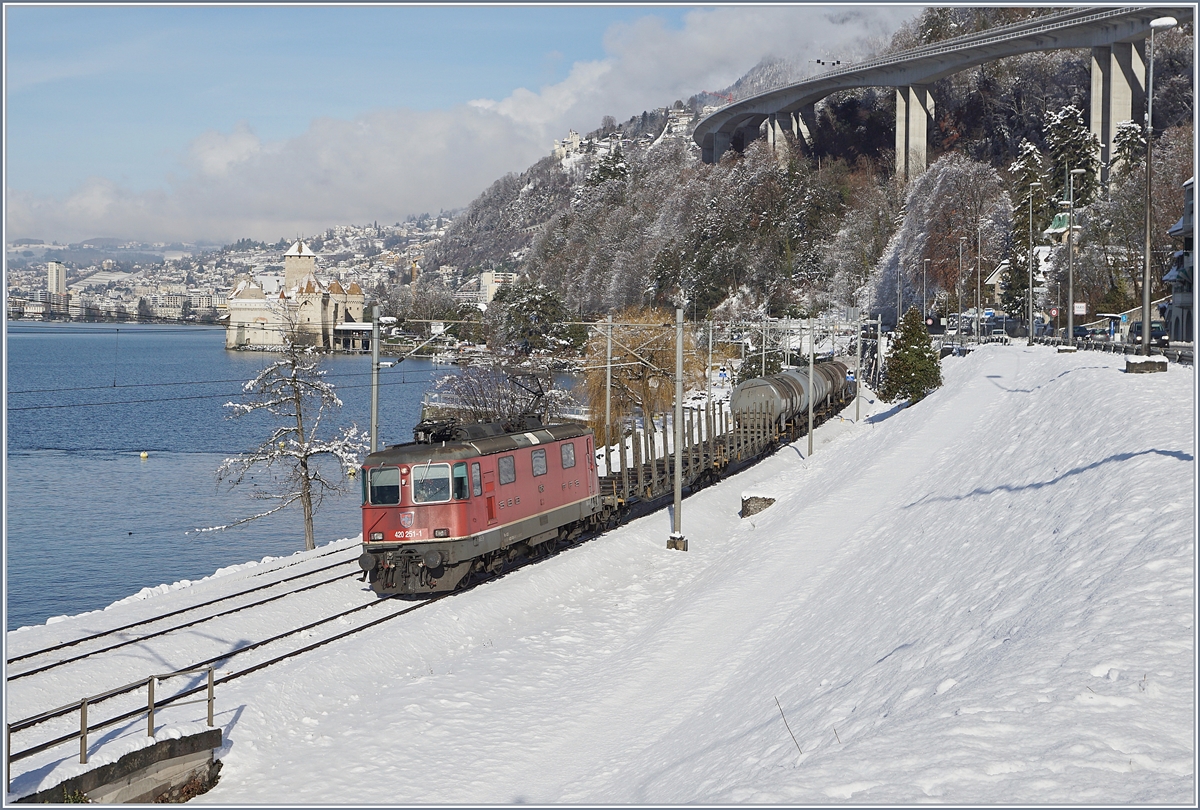 Die SBB Re 420 251-1 mit einem Güterzug beim Château de Chillon.
29. Jan. 2019 