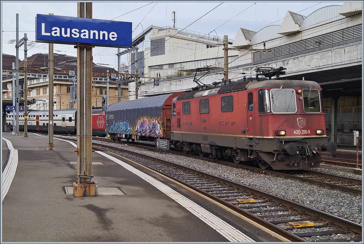 Die SBB Re 420 290-9 mit einem  mini - Güterzug in Lausanne.

17. Dez. 2019