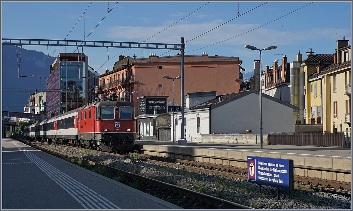 Die SBB Re 4/4 11158 erreicht mit ihrem RE 3558 von St-Maurice nach Lausanne den Bahnhof von Montreux.

1. Juli 2019 