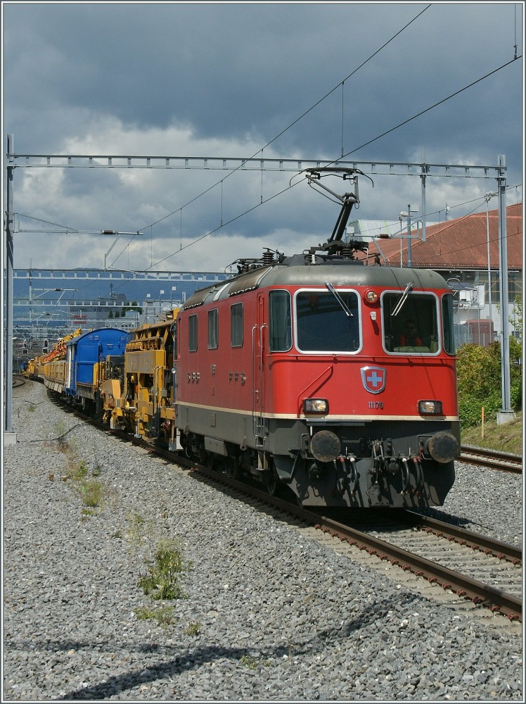 Die SBB Re 4/4 II 11179 mit einem Dienstzug bei Prilly-Mally.
24. Mai 2013
