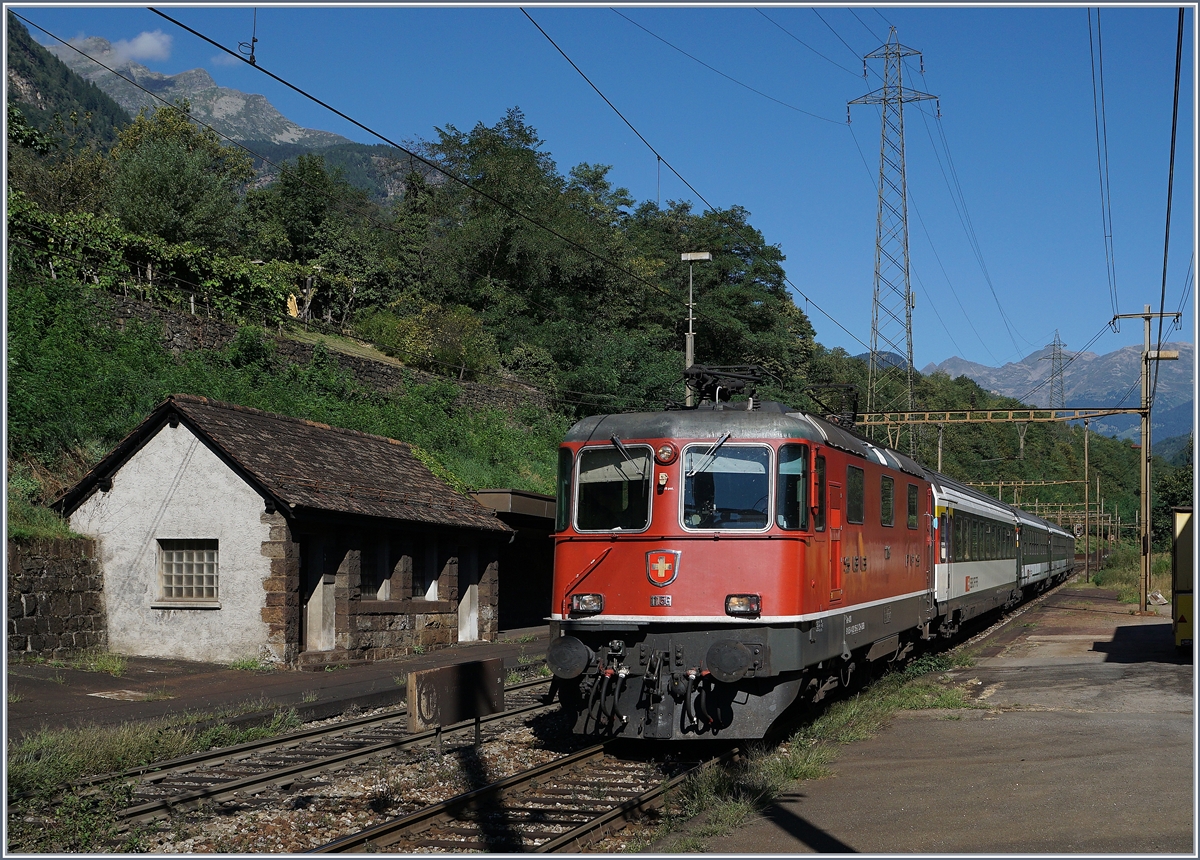 Die SBB Re 4/4 II 11158 fährt mit einem Erstatz EC durch Giornico Richutung Süden.
7. Sept. 2016