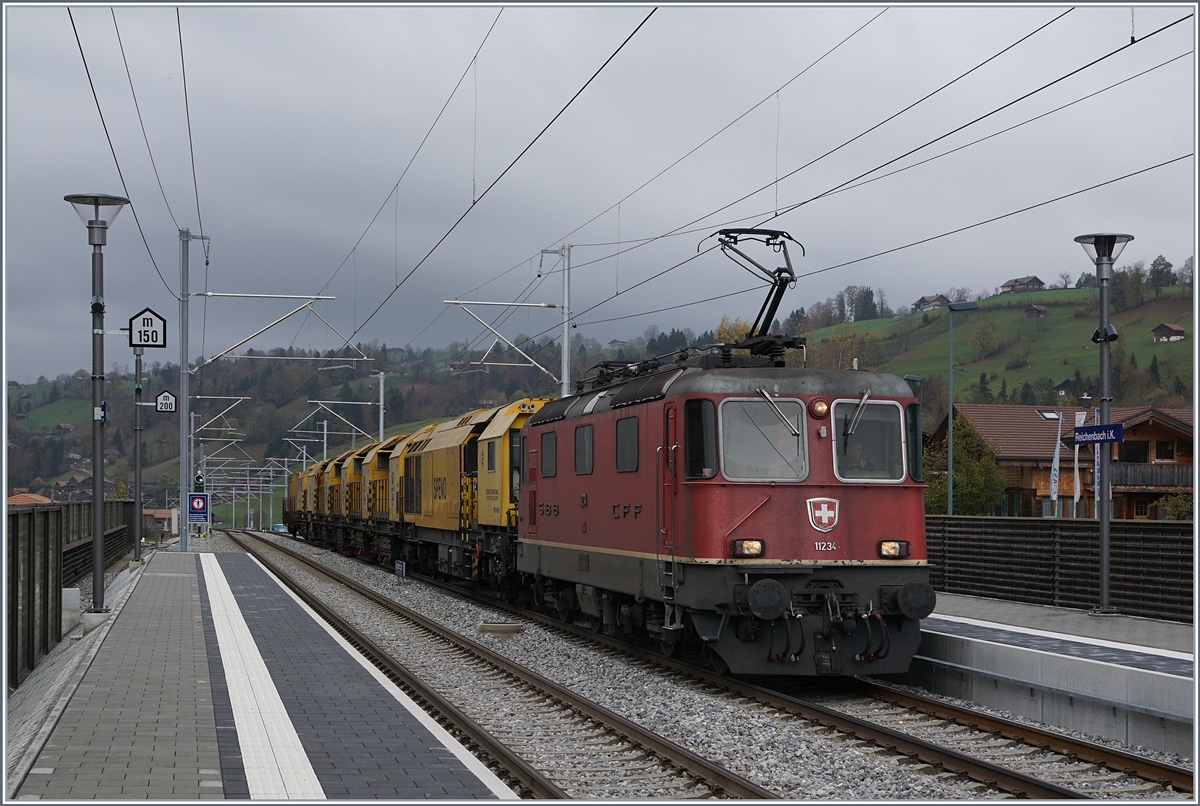 Die SBB Re 4/4 II 11234 mit einem Gleisbauzug bei der Durchfahrt in Mülenen.
30. Okt. 2017