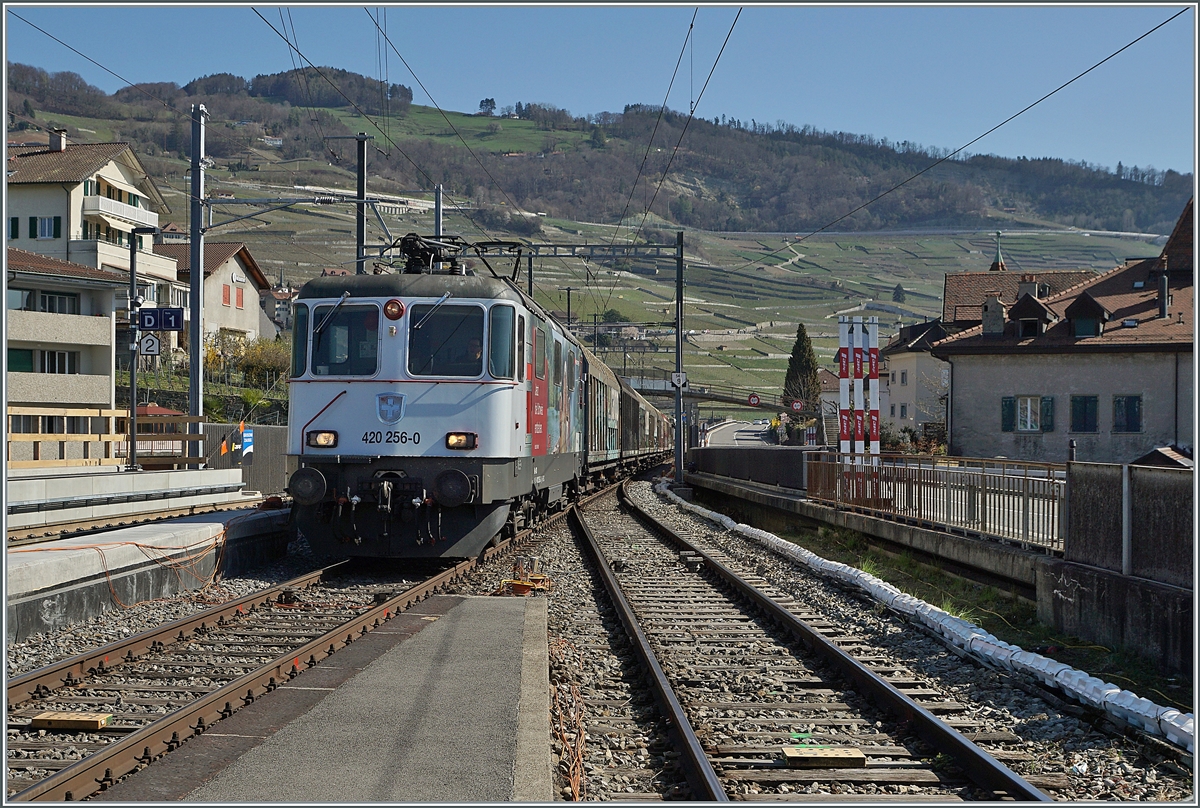 Die SBB Re 4/4 II 11256 (Re 420 256-0) erreicht mit einem Güterzug den Bahnhof von Cully.

1. April 2021