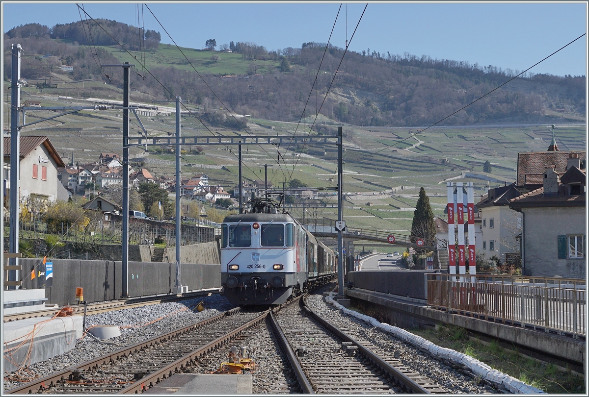 Die SBB Re 4/4 II 11256 (Re 420 256-0) erreicht mit einem Güterzug den Bahnhof von Cully.

1. April 2021