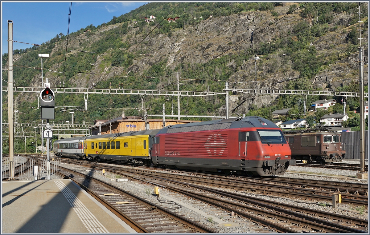 Die SBB Re 460 044-1 verlässt mit einem Messzug nach Spiez (via Bergstrecke) den Bahnhof von Brig. 
Im Messzug eingereiht, der Funkmesswagen MEWA 2012, X 60 85 99-90 108-9 CH-SBBI; der Messwagen wurde 2012 in Betrieb genommen und ist mit Messempfängern, Testgeräten für Mobilfunk, Messantennen und Computern ausgestattet. Im Wagen sind ausserdem Systeme zur Messung von Services (analoger Funk, GSM-R, Polycom, GSM, UMTS und LTE) installiert. (Quelle SBB) 24. Juni 2020

19. August 2020