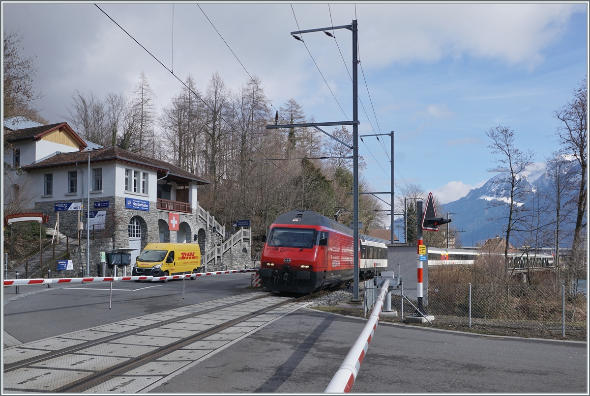 Die SBB Re 460 110 (UIC 91 85 4 460 110-0 CH-SBB) mit ihrem IC61 1070 nach Basel SBB den Bahnhof von Interlaken Ost verlassen, die Aare überquert und fährt nun an der Talstation der Harder Standseil Bahn in Richtung Interlaken West.

17. Februar 2021