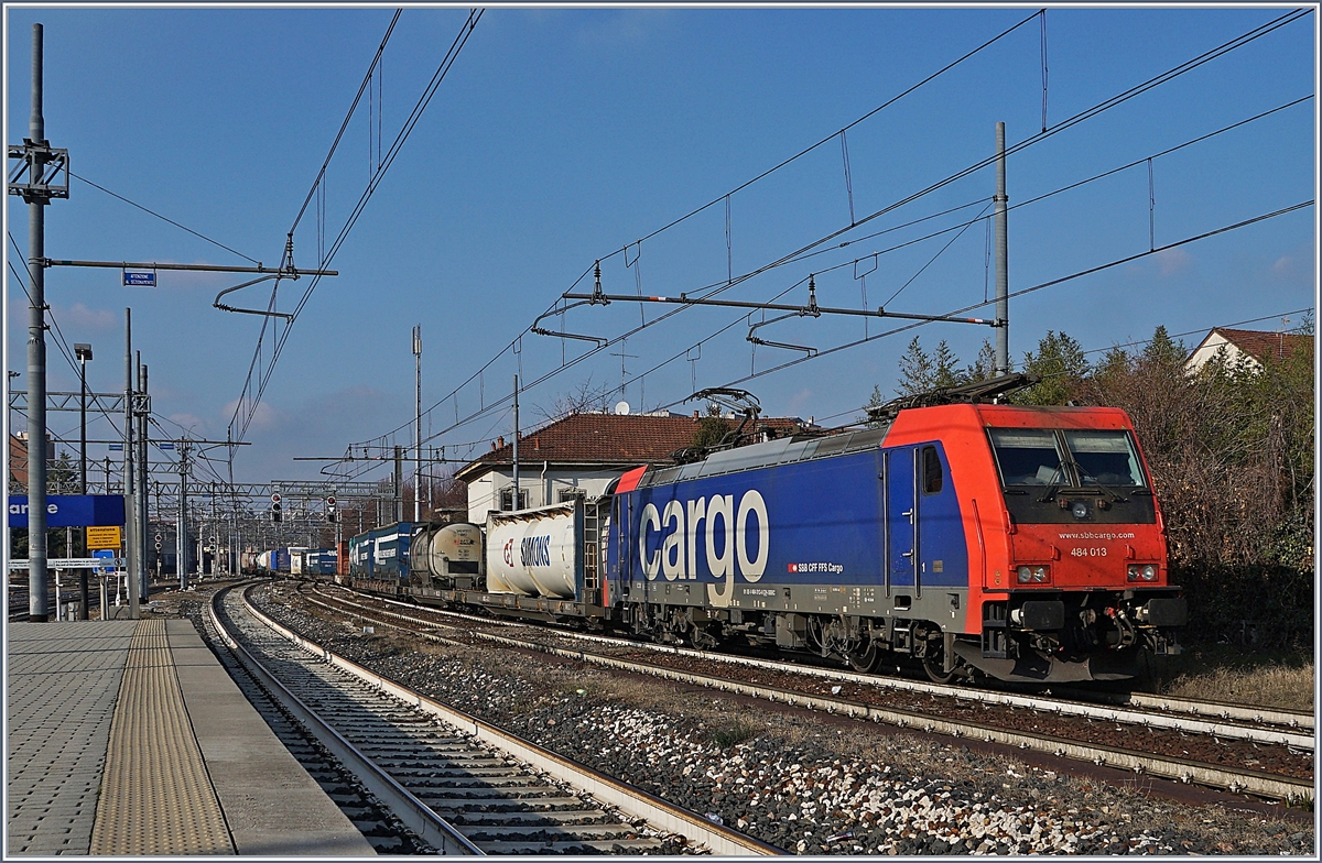 Die SBB Re 484 013 erreicht mit einem langen G�terzuug Gallarate.
16. Jan. 2018