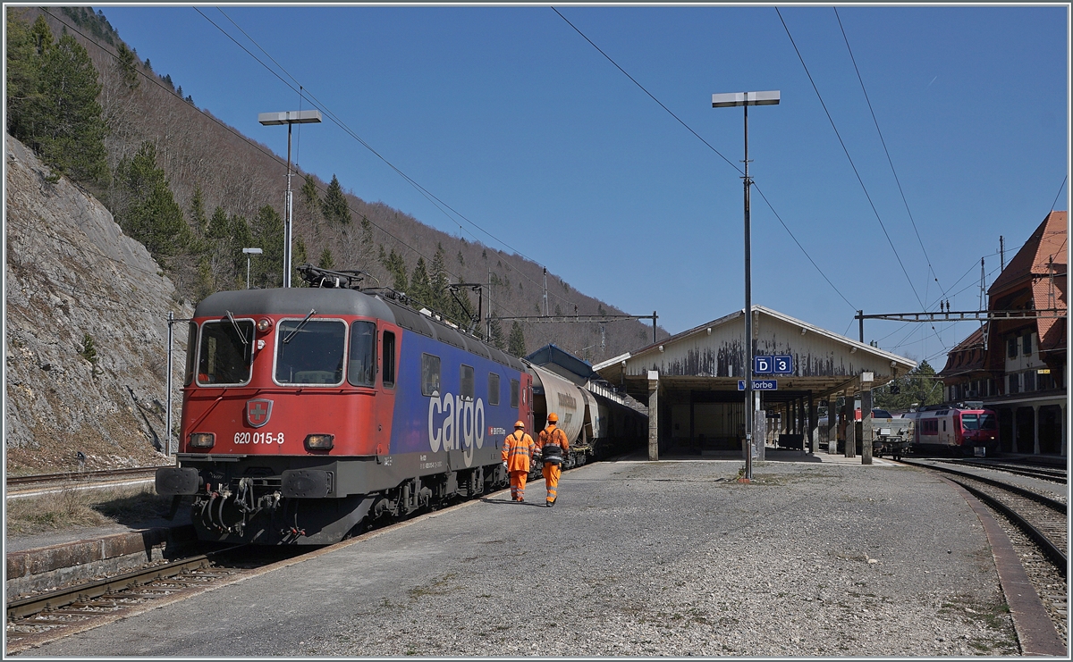 Die SBB Re 6/6 11615 (Re 620 015-8)  Kloten  ist mit dem (leeren)  Spaghetti -Zug aus Domo II in Vallorbe angekommen und wird nun von einer SNCF Lok abgelöst, die mit dem Gegenzug ankommen wird.

24. März 2022