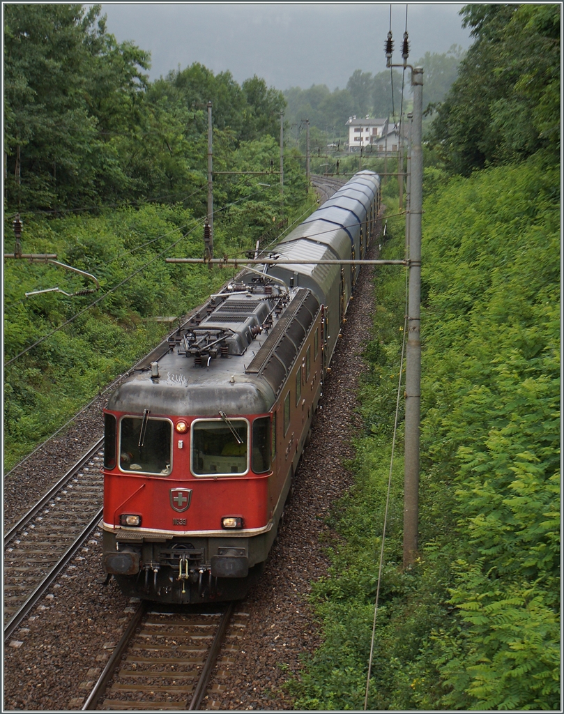 Die SBB Re 6/6 11633 mit einem (CFL?) Güterzug kurz nach Varzo auf der Fahrt Richtung Süden.
2. Juli 2014