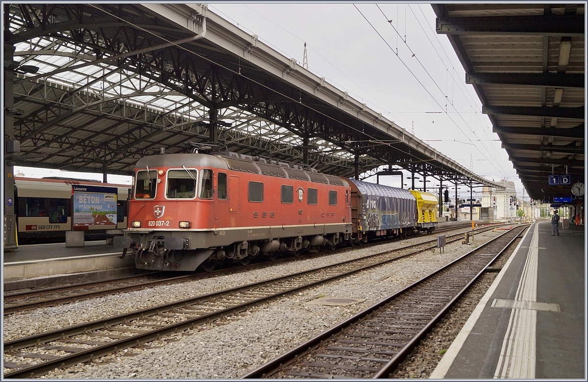 Die SBB Re 6/6 11637 (Re 620 037-2)  Sonceboz-Sombeval  mit einem kurzen Güterzug Richtung Wallis bei der Durchfahrt in Lausanne. 

29. April 2020