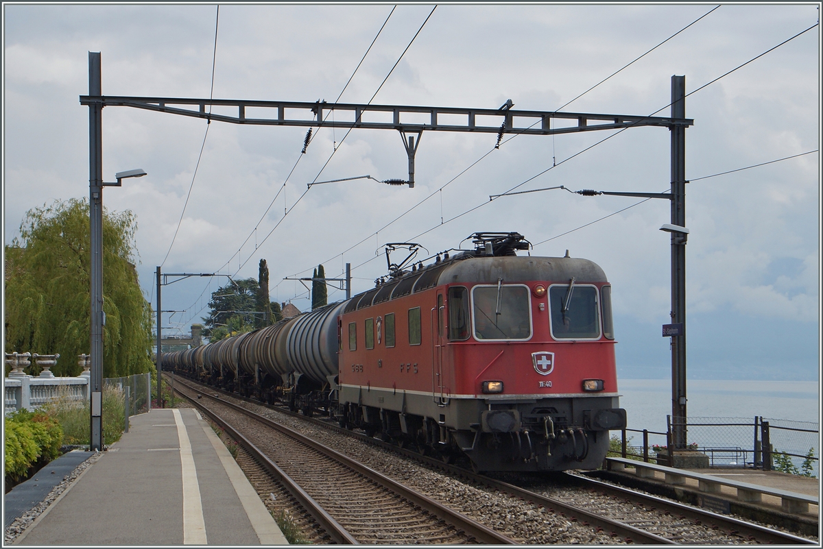 Die SBB Re 6/6 11640 mit einem Öl-Zug bei St-Saphorin.
28. Mai 2014   