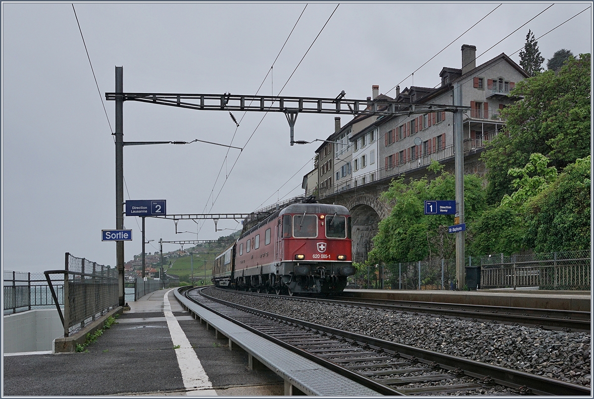 Die SBB Re 6/6 11685 (Re 620 085-1)  Sulgen  ist mit einem Güterzug bei St-Saphorin auf der Fahrt Richtung Villeneuve. 

11. Mai 2020