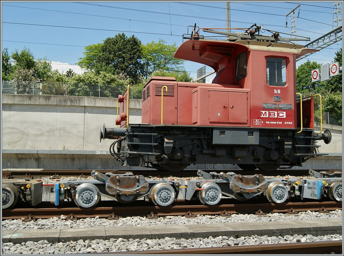 Die schmalspurige BAM/MBC hat zwei normalspurigen Te III, welche die G�terwagen (hier fehlend) auf die Rollb�cke rangieren kann.
Morges, den 30. Mai 2014
