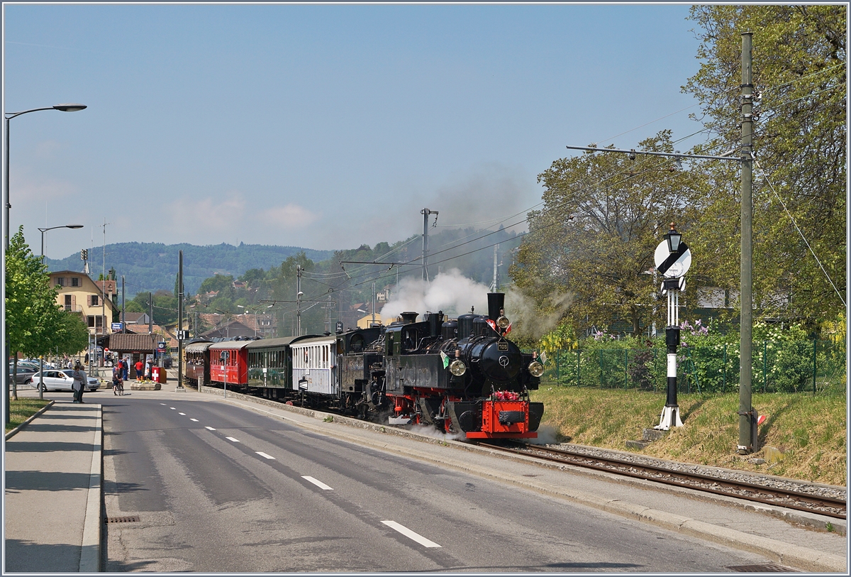 Die SEG  G 2x 2/2 105 und HG 3/4 N° 3 verlassen Blonay mit offiziellen Jubiläumszug Richtung Chamby.
4. Mai 2018