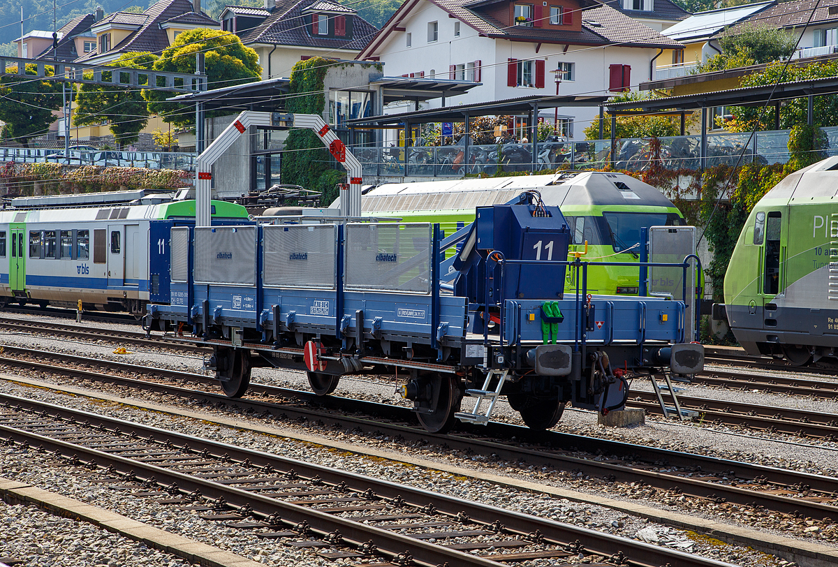 Die selbstfahrenden Hubarbeitsb�hnen XTm 99 85 9285 006-4 CH-ELTE der elbatech AG, abgestellt am 09.09.2021 im Bahnhof Spiez.

Die selbstfahrenden Hubarbeitsb�hnen XTm verf�gen �ber einen dieselhydraulischen Antrieb und basieren auf totalrevidierten Maschinen der SBB (7m B�hnen). Es steht ein gro�er Arbeitskorb mit einer Reichweite von 7m zur Verf�gung. Die XTm sind eine ideale Erg�nzung einer Montagekomposition bestehend aus VTms und Containerwagen damit eine zus�tzliche Equipe unabh�ngig und effizient arbeiten kann.

Technische Daten:
Spurweite: 1.435 mm (Normalspur)
Achsfolge: B
L�nge �ber Puffer: 12.000 mm
Achsabstand: 6.500 mm
Eigengewicht: 15.400 kg
Max. Ladegewicht: 15,0 t (ab Streckenklasse C)
H�chstgeschwindigkeit: geschleppt: 100 km/h, die Eigenfahrt Geschwindigkeit ist mir unbekannt, wir aber wohl langsam sein.
