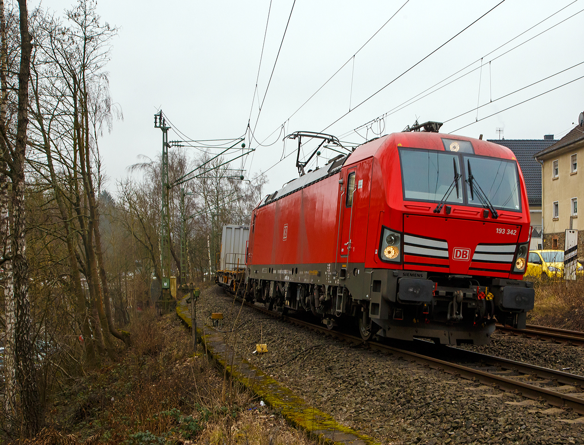 Die Siemens Vectron MS 193 342-3 (91 80 6193 343-3 D-DB) der DB Cargo AG fährt am 25.01.2020 mit einem „HUPAC-Zug“ (KLV-Zug) durch Kirchen/Sieg in Richtung Siegen.

Die Vectron MS wurde 2018 von Siemens in München unter der Fabriknummer 22422 gebaut und an die DB Cargo geliefert.  Diese Vectron Lokomotive ist als MS – Lokomotive (Multisystem-Variante) mit 6.400 kW konzipiert und zugelassen für Deutschland, Österreich, Schweiz, Italien, Belgien und Niederlande, sie hat eine Höchstgeschwindigkeit von 200 km/h. So ist es möglich ohne Lokwechsel vom Mittelmeer die Nordseehäfen Rotterdam oder Hamburg an zu fahren.

Die Vectron MS hat folgende Leistungen:
Unter 15kV, 16,7Hz und 25kV, 50Hz Wechselstrom mit 6.400kW;
unter 3kV Gleichstrom mit 6.000kW sowie
unter 1,5kV Gleichstrom 3.500kW

Auf dem Dach der Lok befinden sich vier Einholmstromabnehmer
Position A Pantograf für AC 1.450 mm breit (für Schweiz)
Position B Pantograf für DC 1.450 mm breit (für Italien)
Position C Pantograf für DC 1.950 mm breit (für Niederlande)
Position D Pantograf für AC 1.950 mm breit (für Deutschland, Österreich), Position D ist hier im Bild hinten.
