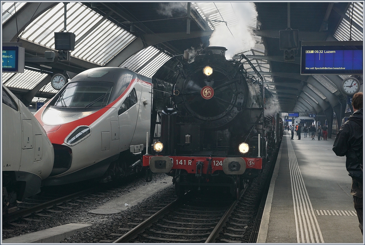 Die SNCF  141 R 1244 hat in Zürich HB mit der Stammkomposition die Kurswagen von Schaffhausen übernommen und wird nun für die baldige Abfahrt nach Luzern vorbereitet. 
24. Juni 2018