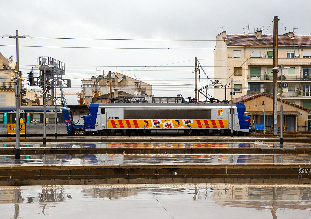 Die SNCF 22282 RC, eine BB 22200 verlässt am 25.03.2015 mit einem Personenzug den Bahnhof Marseille Saint-Charles. 

Das  RC  hinter der Loknummer zeigt dass diese Lok Wendezugtauglich ist. Ab Juni 2012 wurden für die Region Provence-Alpes-Côte d’Azur (PACA) sechzehn Lokomotiven mit herkömmlicher Wendezugsteuerung ausgerüstet, um im Regionalverkehr die Baureihe BB 25500 an den RRR- und RIO-Wendezugeinheiten abzulösen. Gleichermaßen umgebaut wurden weitere fünfzehn Lokomotiven für die ehemalige Region Nord-Pas-de-Calais. Bei dieser Art der Wendezugsteuerung erfolgt die Signalübertragung analog über spezielle Wendezugsteuerkabel. Zum Anschluss der Steuerkabel wurden die Loks auf beiden Stirnseiten mit jeweils vier Steckdosen ausgerüstet. Diese 31 Lokomotiven wurden beim Umbau in silbergrau mit blauen Führerständen umlackiert und wurden auf den Seitenflächen mit Farben und Schriftzügen ihrer jeweiligen Heimatregionen gestaltet. Ihren Betriebsnummern wurden die Buchstaben „RC“ für „réversibilité par câblots“  (Wendezugsteuerung über Kabel) hinzugefügt. 

Die BB 22200 ist eine Zweissystemlokomotive für den Einsatz sowohl auf dem mit 1,5 kV elektrifizierten Gleichstromnetz der SNCF als auch auf dem mit 25 kV 50 Hz elektrifizierten Wechselstromnetz. In den Jahren 1976 bis 1986 wurden von Alsthom in sechs Bauserien insgesamt 205 Lokomotiven gebaut.

In den 1970er-Jahren benötigte die SNCF neue Mehrsystemlokomotiven, um unter beiden Stromsystemen ohne Lokwechsel fahren zu können. Aus der ab 1971 gelieferten Baureihe BB 15000 und der ab 1976 gebauten Gleichstrombaureihe BB 7200 wurde die BB 22200 als Mehrsystemvariante entwickelt. Die Baureihenbezeichnung bildet die Summe aus denen der beiden Schwesterbauarten.

Technische Daten:
Gebaute Stückzahl:  205
Hersteller:  Alstom
Baujahre: 1976–1986
Achsformel: B'B'
Länge über Puffer: 17.480 mm
Achsabstand im Drehgestell: 2.800 mm
Drehzapfenabstand: 9.694 mm
Dienstmasse: 90 t
Triebraddurchmesser (neu): 1.250 mm
Höchstgeschwindigkeit: 160 km/h (wenige umgebaute 200 km/h)
Dauerleistung: 4.360 kW
Stromsystem: 25 kV/50 Hz AC, 1,5 kV DC
Anzahl der Fahrmotoren: 2 (TAB 674)