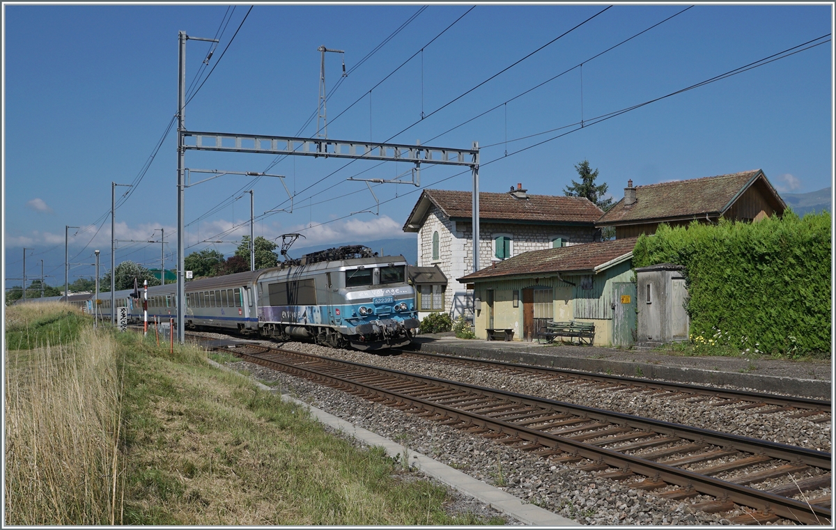 Die SNCF BB 22391 fährt mit ihrem TER von Lyon nach Genève bei der ehemalibne Haltestlle Bourdigny durch. 

19. Juli 2021