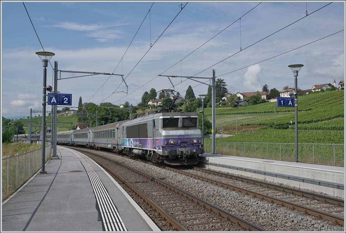 Die SNCF BB 22396 ist mit einem TER von Lyon nach Genève unterwegs, und fährt in Russin durch, einer Haltestelle die durch  Anpassung an heutige Kundenbedürfnisse  und technische Umbauten viel von ihrem Charme verloren hat. 

28. Juni 2021
