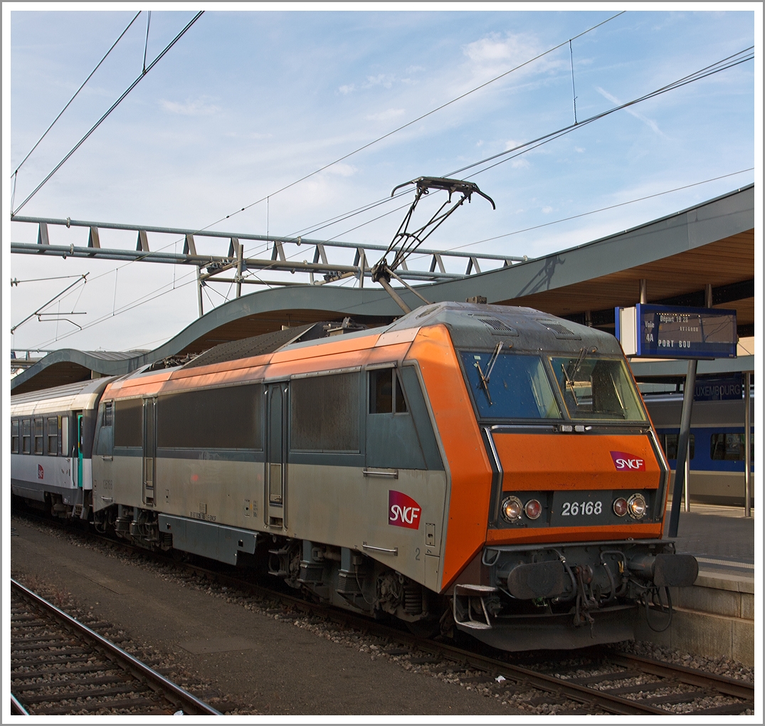 Die SNCF  Sybic  BB 26168 (NVR Nummer 91 87 0026 168-1 F-SNCF) steht am 16.06.2013 im Bahnhof Luxemburg Stadt mit dem TNC 4249 / TNC 4251 Luxemburg- Avignon - Nizza / Port Bou zur Abfahrt bereit. 

TCN =  Train de nuit confort (NACHTZUG KOMFORT)

Die Baureihe BB 26000 ist eine elektrische zweisystem mehrzweck Lokomotive der Société nationale des chemins de fer français (SNCF).  Sie wurde zwischen 1988 und 1998 von Alsthom (heute Alstom) in Belfort gebaut. 
Die BB 26000 ist auch unter dem Kunstnamen Sybic gut bekannt, dieses wurde aus synchrone für die Synchronmotoren und bicourant für die Zweisystemfähigkeit gebildet.

Technisch Daten:
Spurweite: 1.435 mm
Achsformel:  B'B'
Länge über Puffer:  17.710 mm
Dienstgewicht:  88,8 t
Radsatzfahrmasse:  22,2 t
Höchstgeschwindigkeit:  200 km/h
Dauerleistung:  5.600 kW
Anfahrzugkraft:  320 kN
Stromsystem:  25 kV/50 Hz AC; 1,5 kV DC
Anzahl der Fahrmotoren:  2
Antrieb:  Hohlwelle