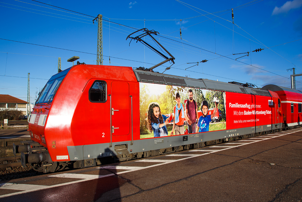 
Die Sonne stand noch tief und nach hinten war das Gleis, so kam der Fotograf mit aufs Bild....
Die 146 112-8 (91 80 6146 112-8 D-DB) „Familienausflug geht immer“ (mit Werbung fürs Baden-Württemberg-Ticket) am 29.12.2017 beim Halt im Bf Weil am Rhein, mit dem RE nach Offenburg.