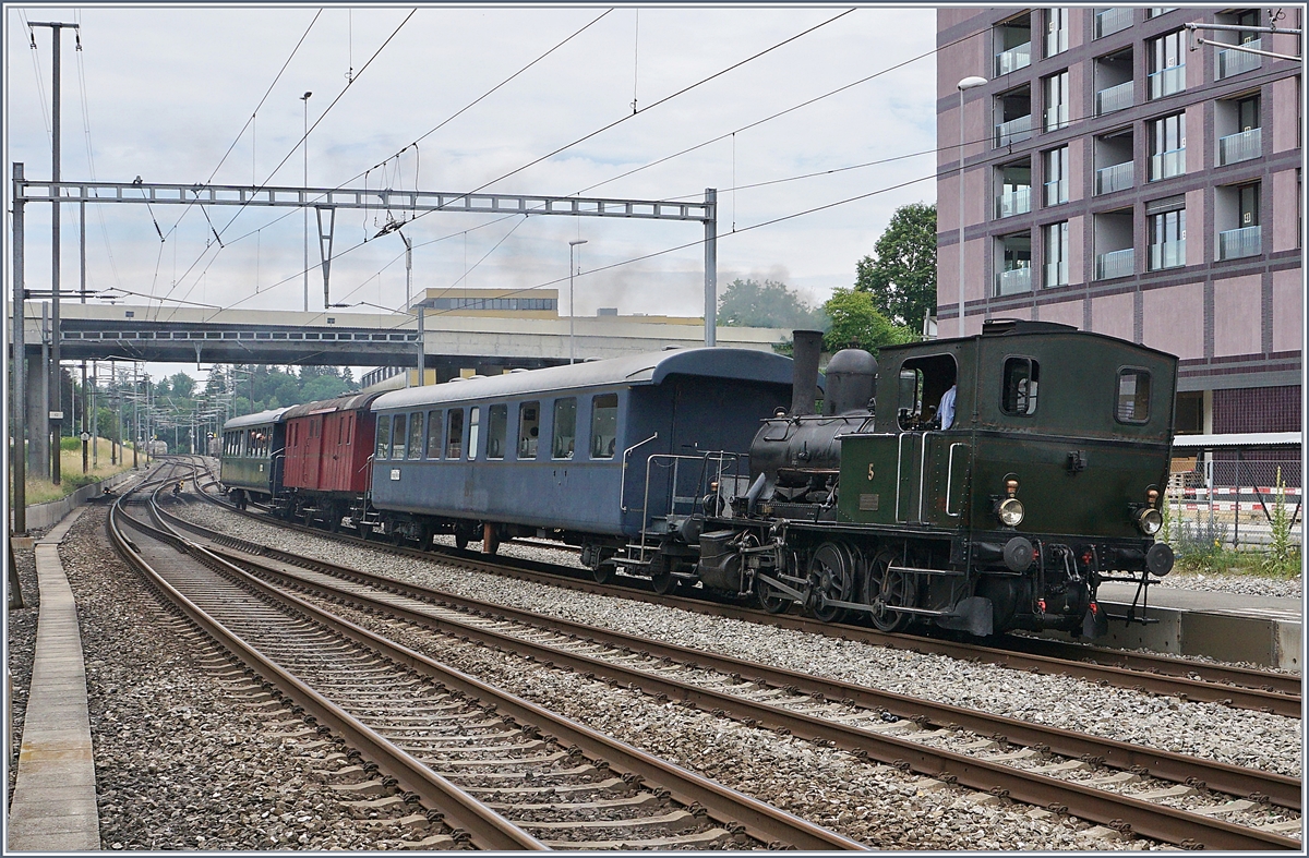 Die ST E 3/3 N° 5 erreicht mit ihrem Dampfzug von Triengen kommend ihr Ziel Sursee.

24. Juni 2018 