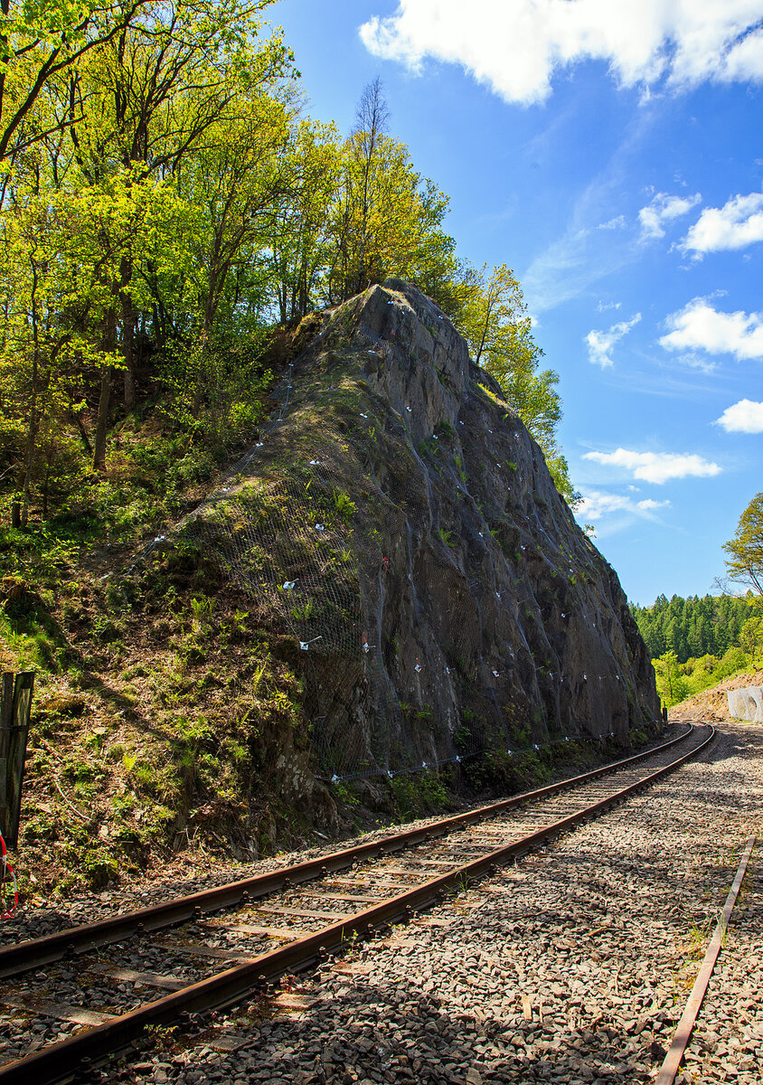 Die Strecke der Hellertalbahn (KBS 462), von Herdorf gesehen hinter dem Hp  Königsstollen am 19.05.2023, nun sind auch links die Netze zur Hangsicherung montiert. 