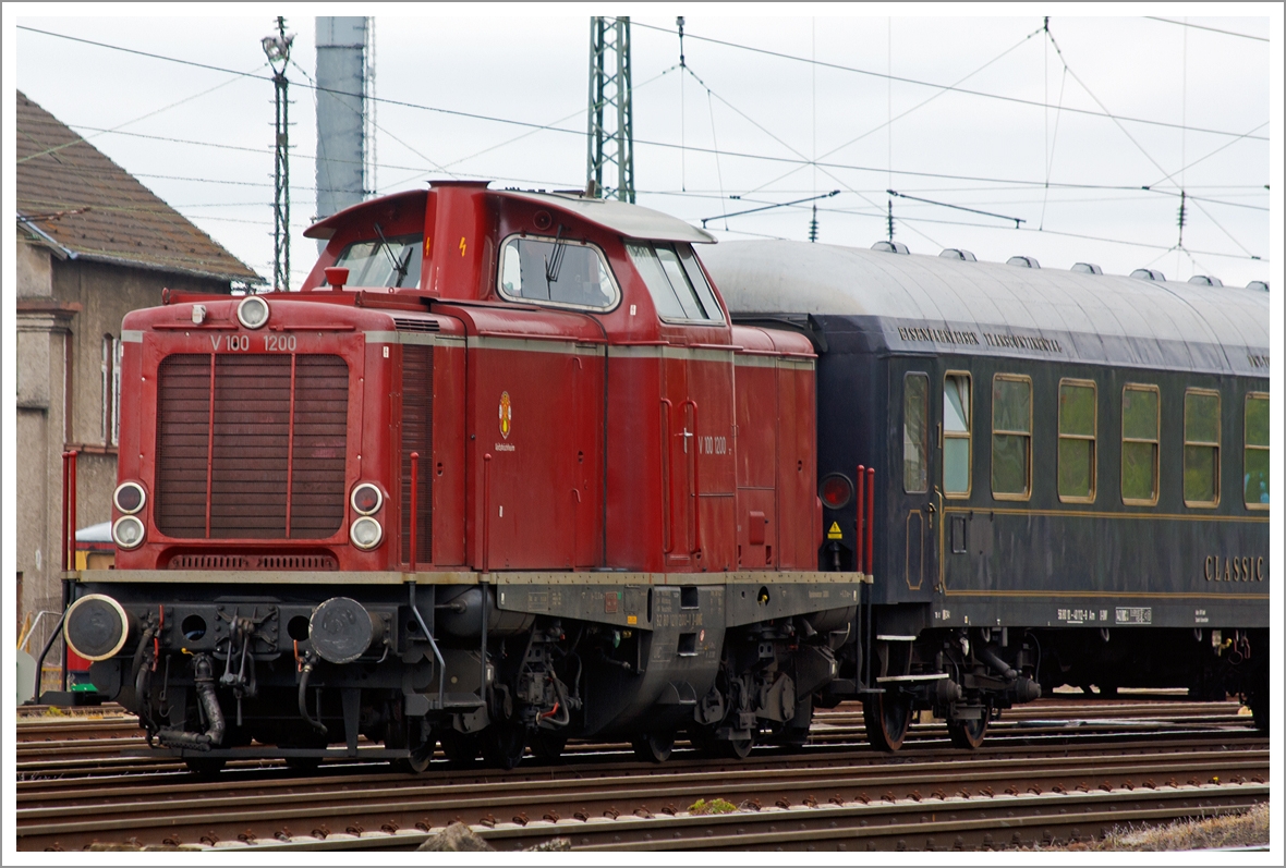 Die V 100 1200 (ex DB 211 200-1) der DGEG ist mit unserem Sonderzug am 28.04.2013 in Darmstadt-Kranichstein abgestellt.

Die V 100.10 wurde 1962 von Henschel unter der Fabriknummer 30549 gebaut, 1968 erfolgte die Umbezeichnung in 211 200-1, 1995 die Ausmusterung bei der DB. An die DGEG (Deutsche Gesellschaft f�r Eisenbahngeschichte e. V) wurde sie 1997 verkauft. Eingestell ist sie von der Deutsche Museums-Eisenbahn GmbH in Darmstadt und hat die NVR-Nummer 92 80 1211 200-1 D-DME.